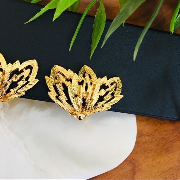 Vintage Leaf Earrings Textured Clip On Brushed Gold 4299 - Picture 4 of 9
